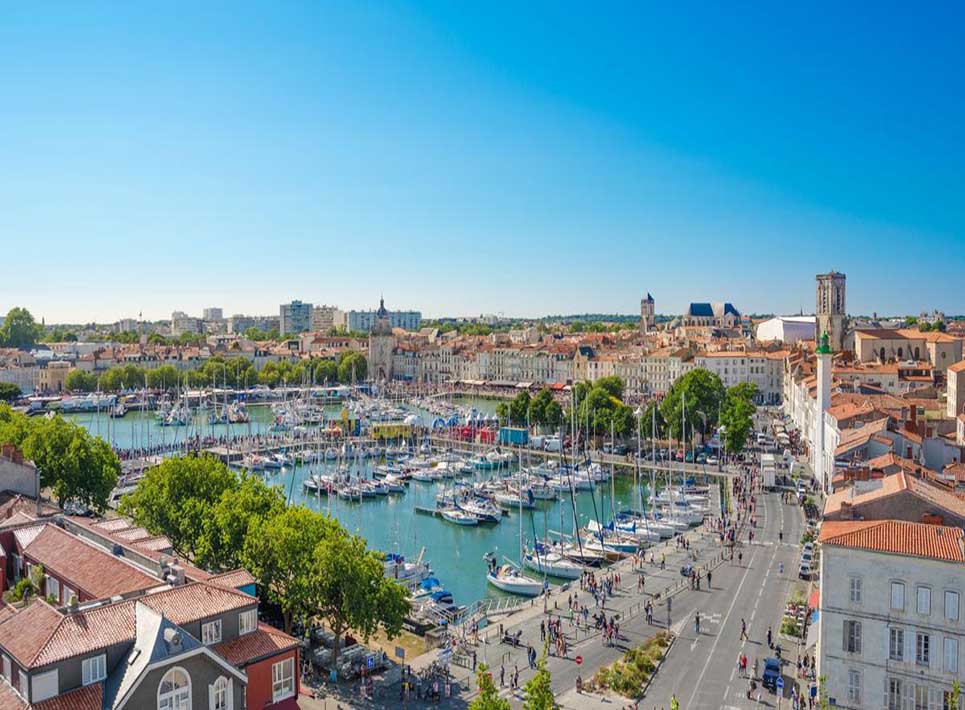 Astuces incontournables pour réserver un hôtel à La Rochelle en haute saison : guide pour économiser sans sacrifier le confort